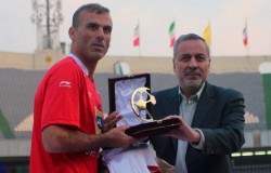 تقدیر دکترشیرازی از سیدجلال حسینی در ورزشگاه آزادی