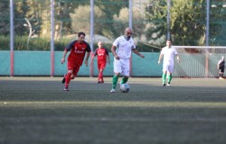 اهدای جام قهرمان لیگ پیشکسوتان استان تهران توسط رئیس هیات فوتبال