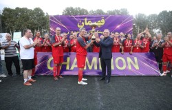 اهدای جام قهرمان لیگ پیشکسوتان استان تهران توسط رئیس هیات فوتبال
