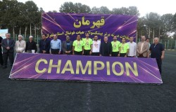 اهدای جام قهرمان لیگ پیشکسوتان استان تهران توسط رئیس هیات فوتبال
